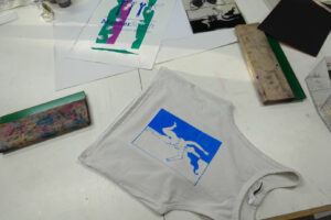 kultfrisur-siebdruck-20221211 Beispiel Siebdruck auf T-Shirt in Workshopsituation